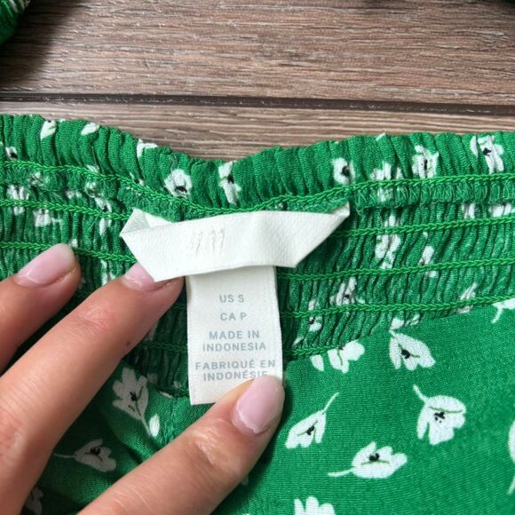 H&M green floral smocked blouse size small - Picture 3 of 5